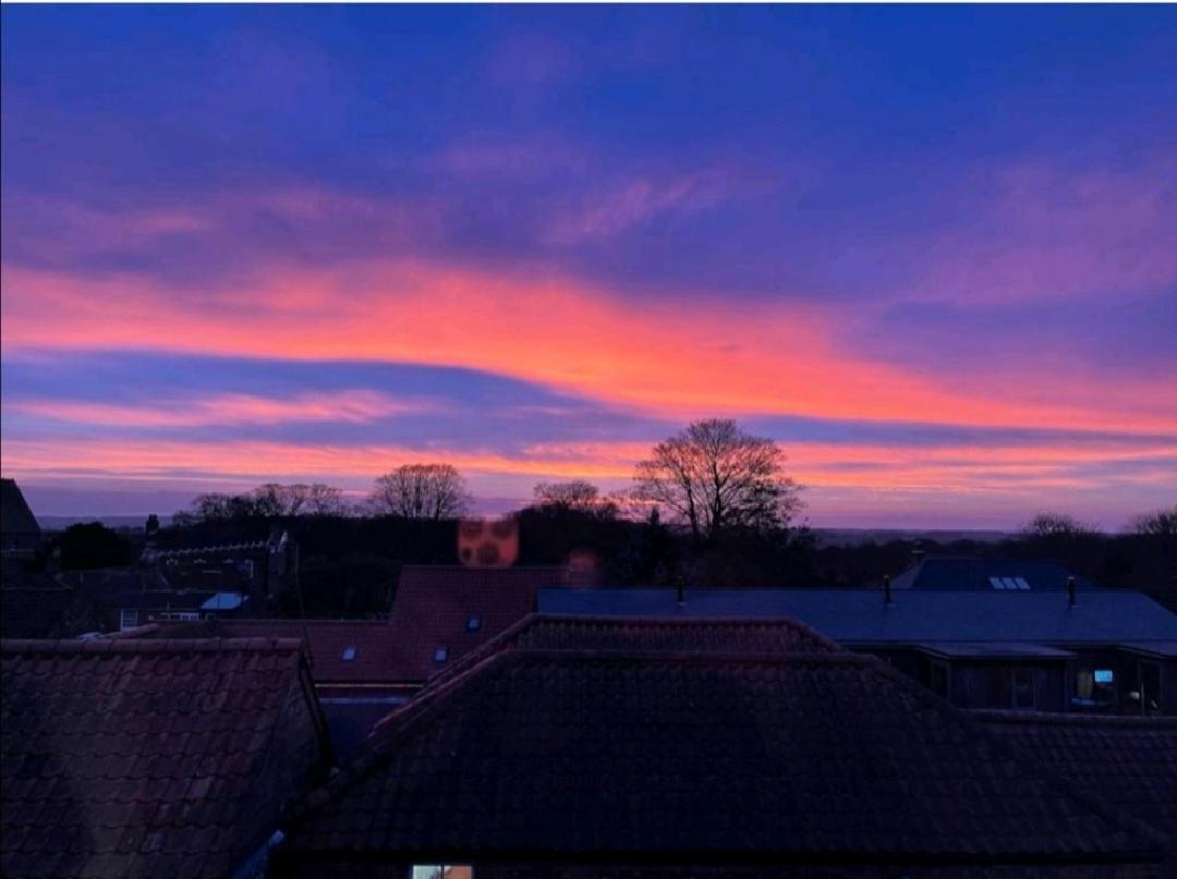 Sunset View, 2 Bedrooms In The Heart Of Holt With Parking エクステリア 写真